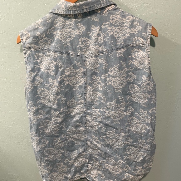 Mel & Mo Womens Denim Pearl Snap Floral Top Country Casual Coastal Cowgirl 90’s - Picture 2 of 7